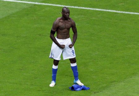 Balotelli mostra i muscoli alla Germania